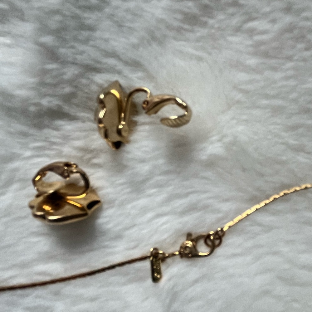 Vintage Monet Clam Gold plate Set necklace and Earrings Clip Ons - Picture 5 of 6